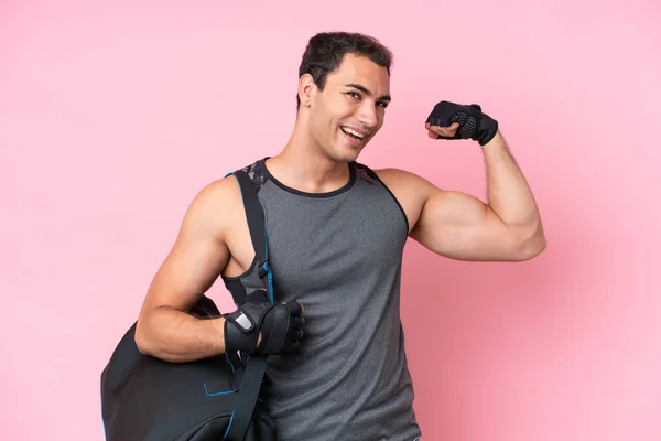 Νεαρός Αθλητής Καυκάσιος Άνδρας Αθλητική Τσάντα Απομονωμένη Ροζ Φόντο Κάνει — Φωτογραφία Αρχείου