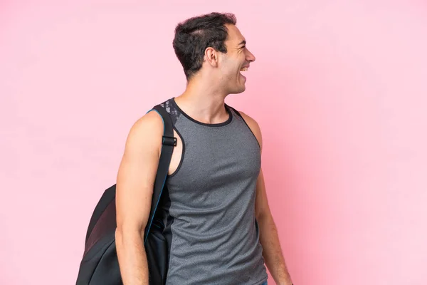 Νεαρός Αθλητής Καυκάσιος Άνδρας Αθλητική Τσάντα Απομονωμένη Ροζ Φόντο Γελώντας — Φωτογραφία Αρχείου