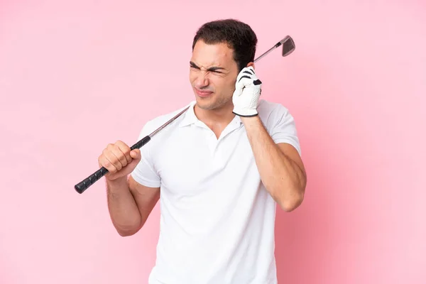 Jovem Jogador Golfe Homem Isolado Fundo Rosa Frustrado Cobrindo Orelhas — Fotografia de Stock