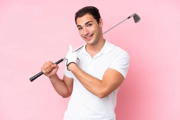Jonge Golfer Speler Man Geïsoleerd Roze Achtergrond Wijzend Terug — Stockfoto