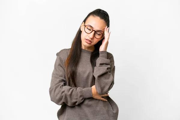 Junge Araberin Vor Isoliertem Weißen Hintergrund Mit Kopfschmerzen — Stockfoto