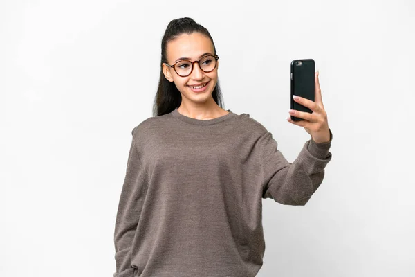 Mujer Árabe Joven Sobre Fondo Blanco Aislado Haciendo Una Selfie —  Fotos de Stock