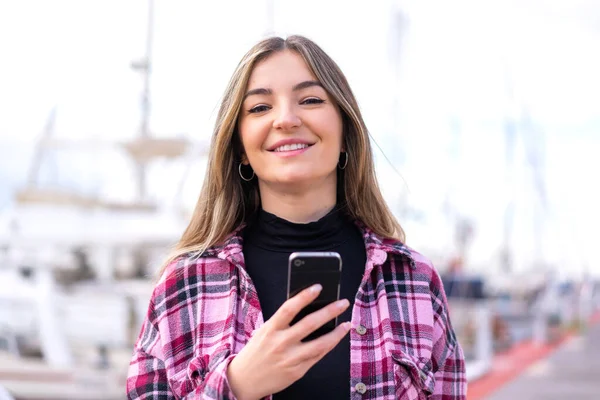 Jonge Mooie Roemeense Vrouw Buiten Met Behulp Van Mobiele Telefoon — Stockfoto