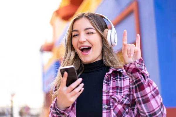 Giovane Bella Donna Rumena All Aperto Ascoltare Musica Con Cellulare — Foto Stock