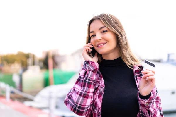 Młoda Ładna Rumuńska Kobieta Świeżym Powietrzu Kupuje Pomocą Telefonu Komórkowego — Zdjęcie stockowe