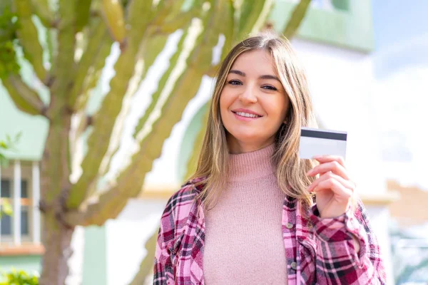Młoda Ładna Rumuńska Kobieta Kartą Kredytową Świeżym Powietrzu Uśmiechnięta — Zdjęcie stockowe