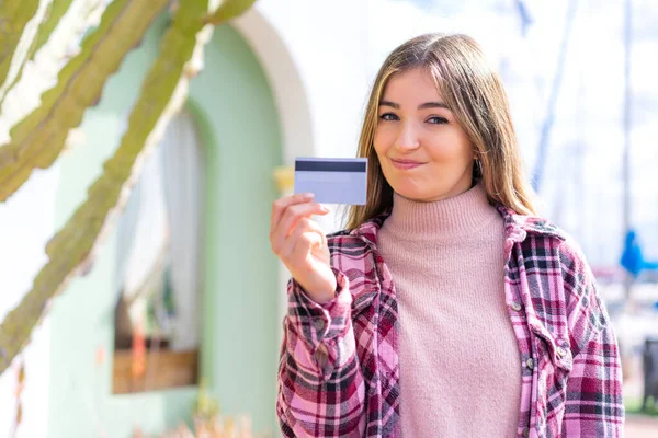 Jovem Mulher Romena Bonita Segurando Cartão Crédito Livre Com Expressão — Fotografia de Stock
