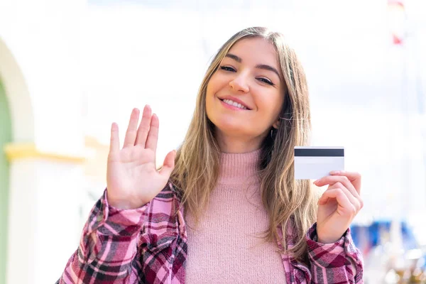 Jovem Mulher Romena Bonita Segurando Cartão Crédito Livre Saudando Com — Fotografia de Stock