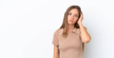 Genç Litvanyalı kadın, beyaz arka planda, hayal kırıklığıyla izole edilmiş ve anlamayan bir ifadeyle.
