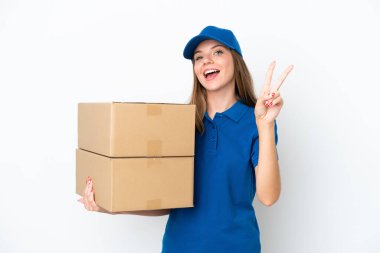 Litvanyalı kadın beyaz arka planda izole edilmiş gülümsüyor ve zafer işareti gösteriyor.