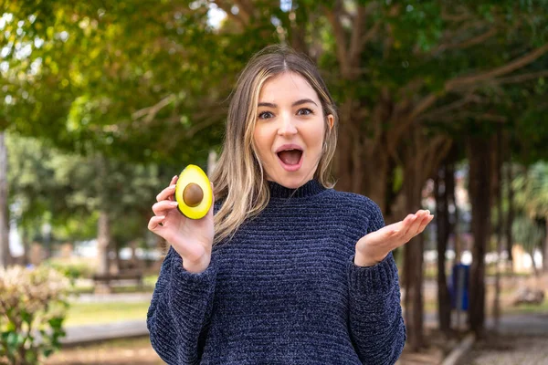 Jong Mooi Roemeens Vrouw Houden Een Avocado Outdoor Met Geschokt — Stockfoto