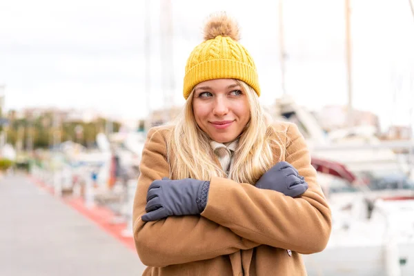 Młoda Ładna Blondynka Kobieta Zimowej Kurtce Zewnątrz Zimno — Zdjęcie stockowe