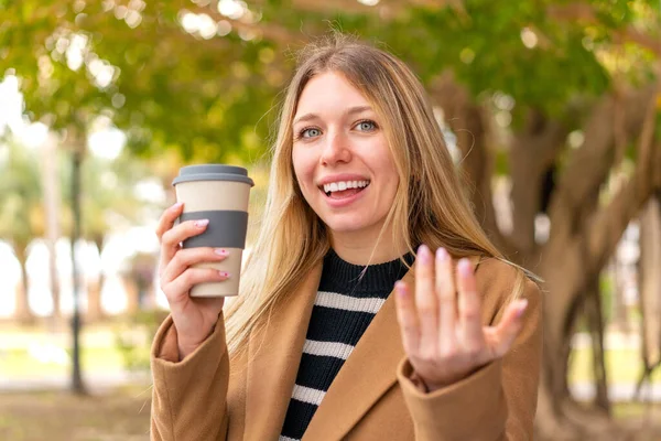 Mladá Hezká Blondýnka Drží Venku Kávu Zvou Aby Přišla Rukou — Stock fotografie