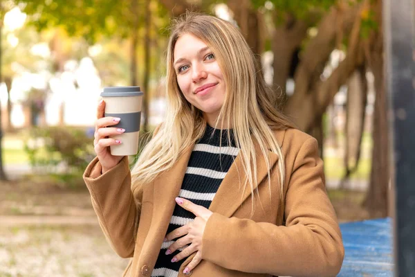 Mladý Pěkný Blondýnka Žena Drží Odnést Kávu Venku — Stock fotografie