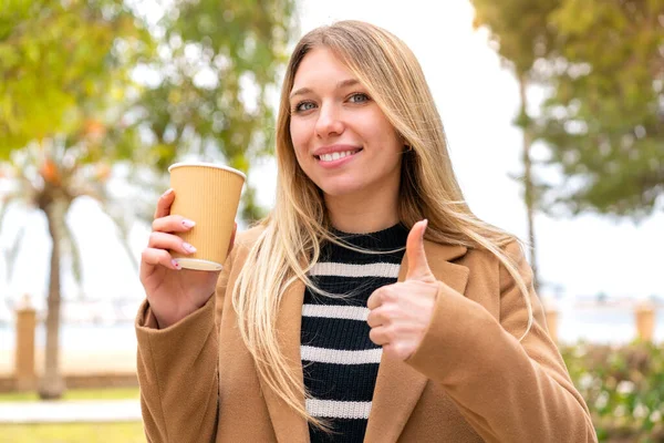Mladá Hezká Blondýnka Drží Odnést Kávu Venku Palci Nahoru Protože — Stock fotografie