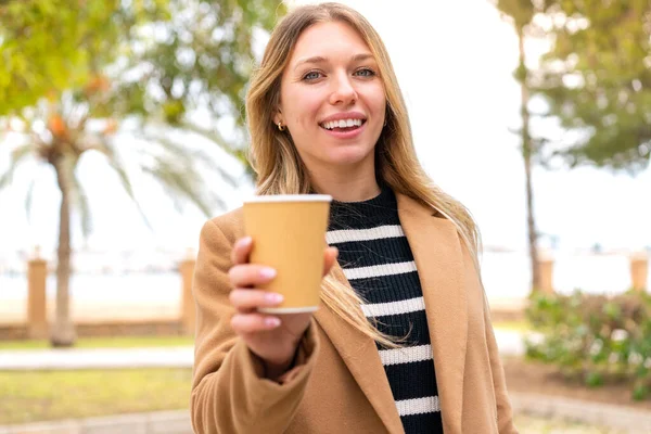 Mladý Pěkný Blondýnka Žena Drží Odnést Kávu Venku Šťastným Výrazem — Stock fotografie