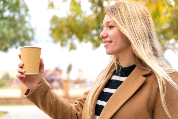 Jovem Mulher Loira Bonita Segurando Tomar Café Livre Com Expressão — Fotografia de Stock