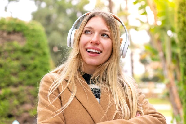 Молодая Красивая Блондинка Слушает Музыку Наушниках Открытом Воздухе Счастливой Улыбающейся — стоковое фото