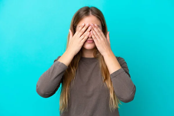 Young Blonde Woman Isolated Blue Background Covering Eyes Hands — Stock Photo, Image