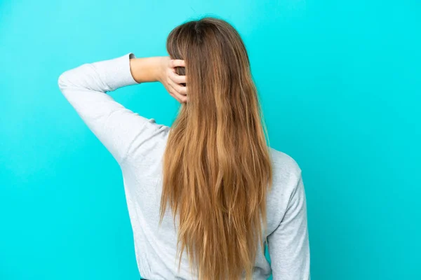 Jeune Femme Blonde Isolée Sur Fond Bleu Position Arrière Pensant — Photo