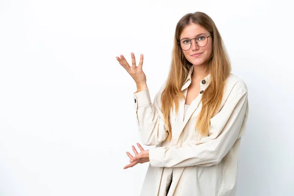 Mladé Blondýny Žena Izolované Bílém Pozadí Natahuje Ruce Stranu Pro — Stock fotografie