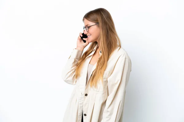 Mladá Blondýna Žena Izolované Bílém Pozadí Vedení Konverzace Mobilním Telefonem — Stock fotografie
