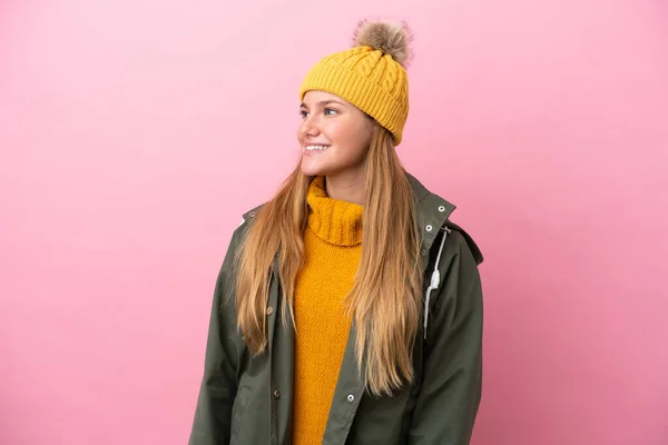 Junge Blonde Frau Trägt Winterjacke Isoliert Auf Rosa Hintergrund Suchen — Stockfoto