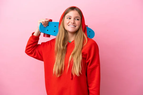 Jong Blond Vrouw Geïsoleerd Roze Achtergrond Met Een Skate Met — Stockfoto
