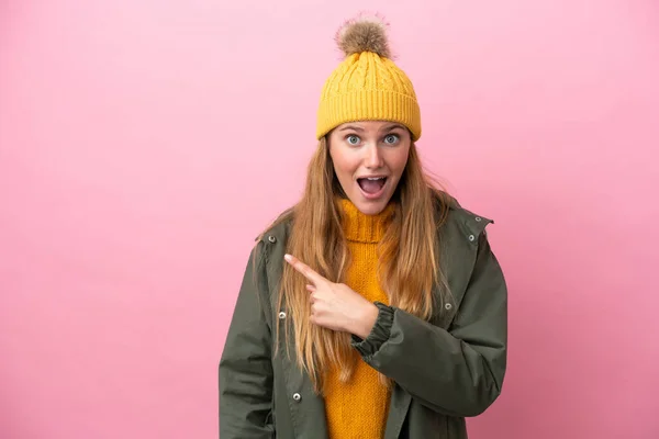 Ung Blond Kvinna Bär Vinter Jacka Isolerad Rosa Bakgrund Förvånad — Stockfoto