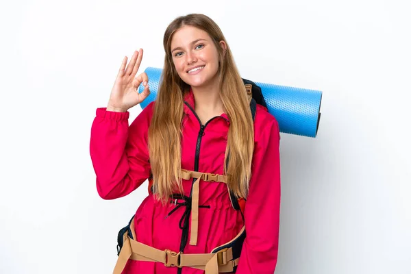 Młoda Dziewczyna Alpinistka Dużym Plecakiem Odizolowanym Białym Tle Pokazuje Znak — Zdjęcie stockowe