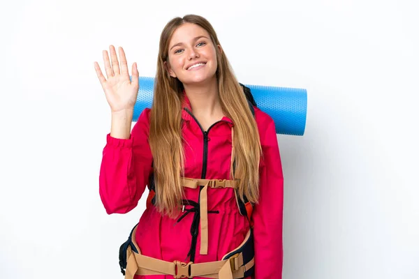 Молодая Альпинистка Большим Рюкзаком Изолированном Белом Фоне Салютует Рукой Счастливым — стоковое фото