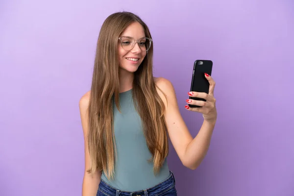 Joven Mujer Lituana Aislada Sobre Fondo Púrpura Haciendo Una Selfie — Foto de Stock