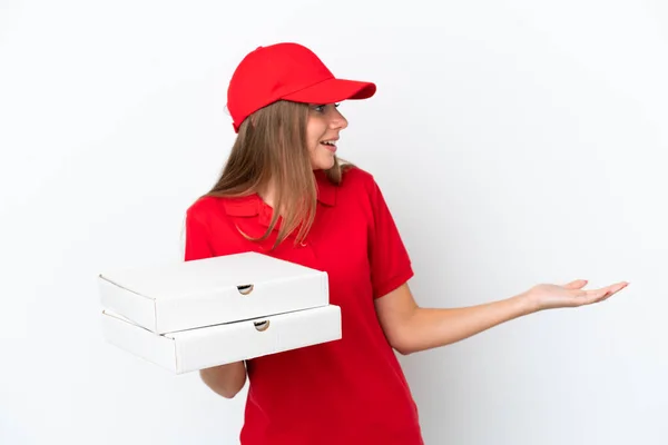 Consegna Pizza Donna Lituana Isolato Sfondo Bianco Con Espressione Sorpresa — Foto Stock