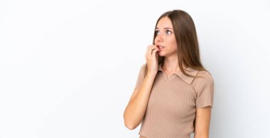 Beyaz arka planda izole edilmiş genç Litvanyalı kadın biraz gergin.