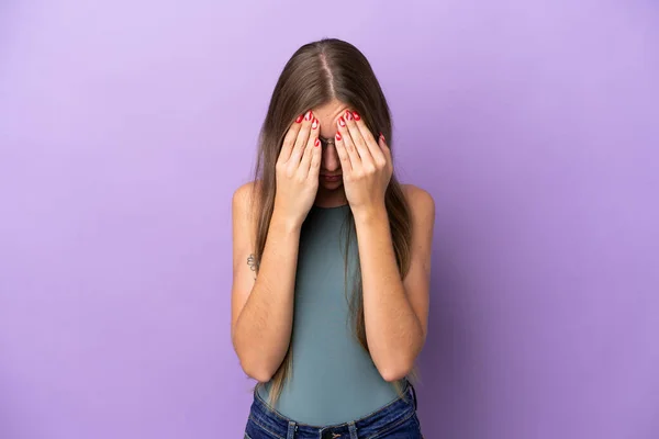 Молодая Литовка Изолирована Фиолетовом Фоне Усталым Больным Выражением Лица — стоковое фото