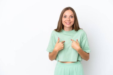 Genç Litvanyalı kadın, beyaz arka planda yalıtılmış ve yüzünde sürpriz bir ifade var.