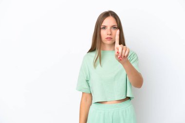 Genç Litvanyalı bir kadın beyaz arka planda izole edilmiş, ciddi ifadeli birini sayıyor.