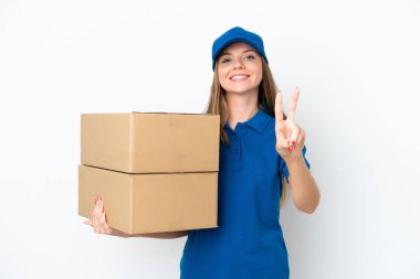 Litvanyalı kadın beyaz arka planda izole edilmiş gülümsüyor ve zafer işareti gösteriyor.