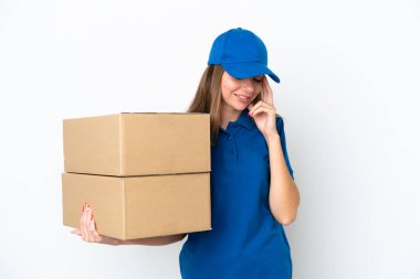 Litvanyalı kadın beyaz arka planda izole bir şekilde gülüyor.