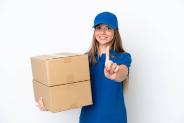 Litvanyalı bir kadın beyaz arka planda izole edilmiş ve parmağını kaldırıyor.