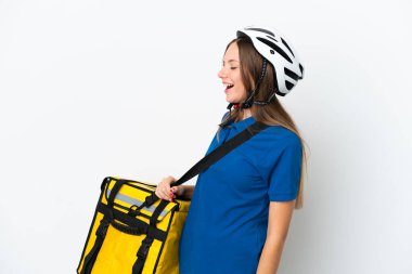 Sırt çantalı Litvanyalı kadın yan pozisyonda gülüyor