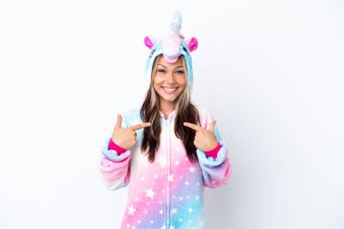 Beyaz arka planda tek boynuzlu at pijaması giyen genç bir Rus kadın. Şaşırtıcı bir yüz ifadesi var.