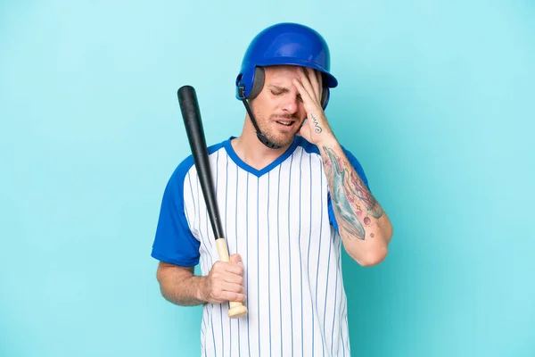 Baseball Hráč Helmou Pálkou Izolované Modrém Pozadí Bolestí Hlavy — Stock fotografie