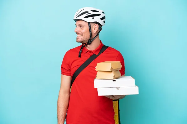 Νεαρός Καυκάσιος Άνδρας Θερμική Τσάντα Και Κρατώντας Γρήγορο Φαγητό Απομονωμένο — Φωτογραφία Αρχείου