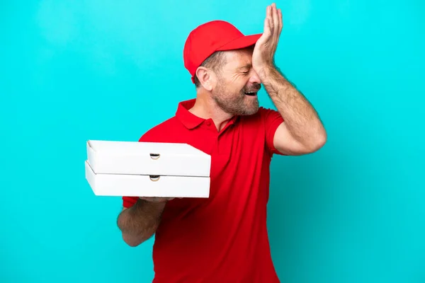 Доставщик Пиццы Рабочей Униформой Подобрав Коробки Пиццы Изолированы Синем Фоне — стоковое фото