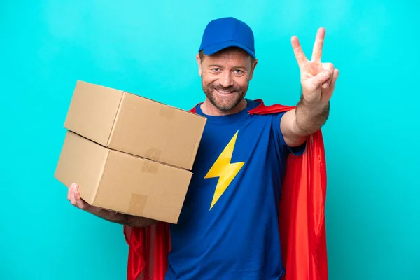 Süper Kahraman Teslimatçı Mavi Arka Planda Izole Edilmiş Gülümsüyor Zafer — Stok fotoğraf