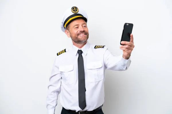 Letadlo Středního Věku Pilot Izolovaný Bílém Pozadí Dělat Selfie — Stock fotografie