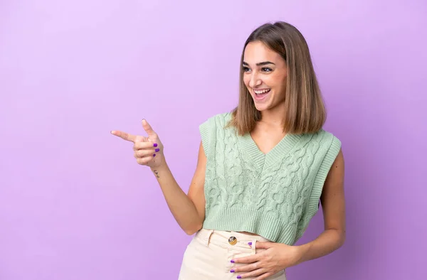 Молодая Белая Женщина Выделяется Фиолетовом Фоне Указывая Пальцем Сторону Представляя — стоковое фото
