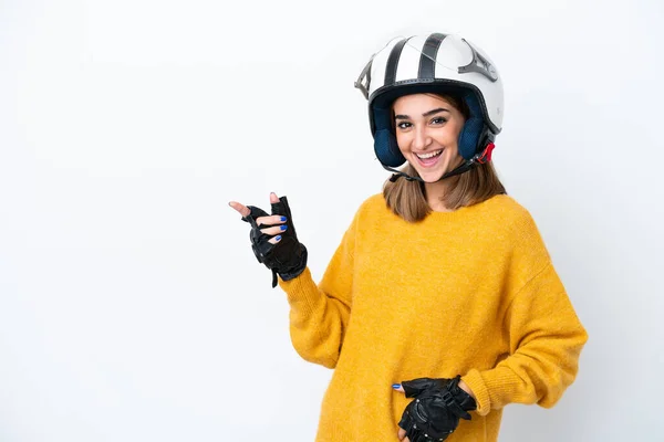 若いですCaucasian女性でオートバイのヘルメットは 側に指を指して 製品を提示白い背景に隔離されました — ストック写真