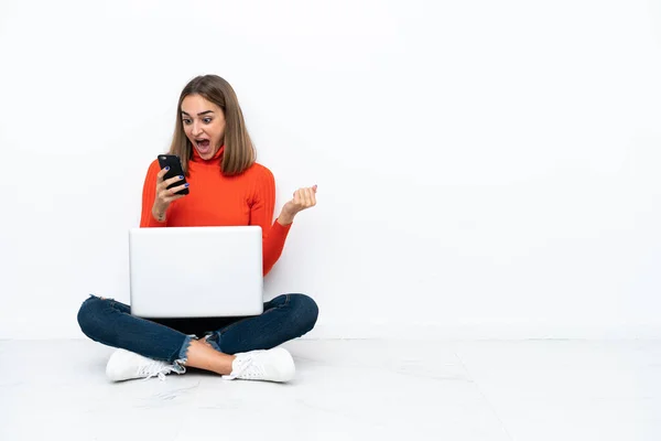 Young Caucasian Woman Sitting Floor Laptop Surprised Sending Message — Stok fotoğraf